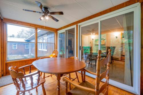 Létesítmények, Cozy Pet Friendly Getaway W Fireplace in Red Bay (ON)