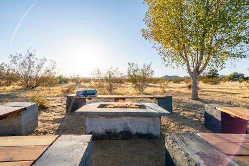 The Moonsong Joshua Tree - Hot Tub & Yoga Studio in Joshua Tree, USA