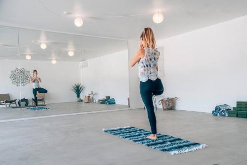The Moonsong Joshua Tree - Hot Tub & Yoga Studio in Joshua Tree, USA
