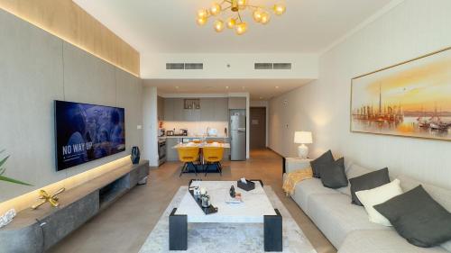 10 minutes to Airport 2BR Creek Harbour with Pool Ideal for Transit and Families, Dubai (photo 3)