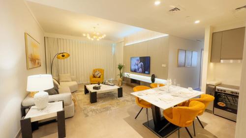 10 minutes to Airport 2BR Creek Harbour with Pool Ideal for Transit and Families, Dubai (photo 4)