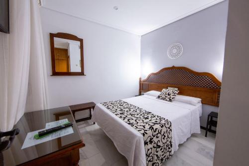 Hotel Los Omeyas Room Type - Economy Small Double Room with One Bed