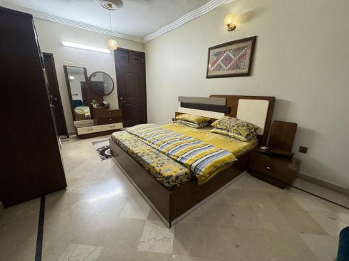 Joher Rooftop Haven-2BR Penthouse in Gulistan e Joher Blk 14 - image 8
