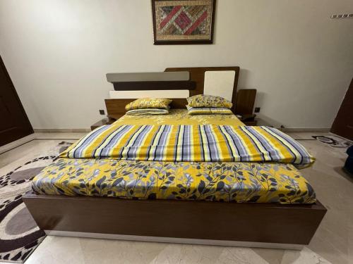 Joher Rooftop Haven-2BR Penthouse in Gulistan e Joher Blk 14 - image 4
