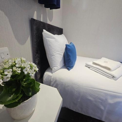 George Hotel - main image