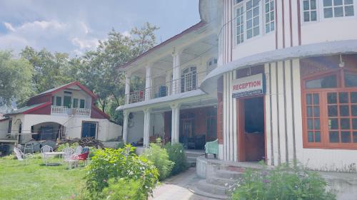 Four Star hotel and Restaurant in Drosh