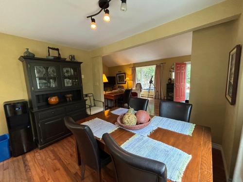 Artistic Haven By The Beach in Red Bay (ON)