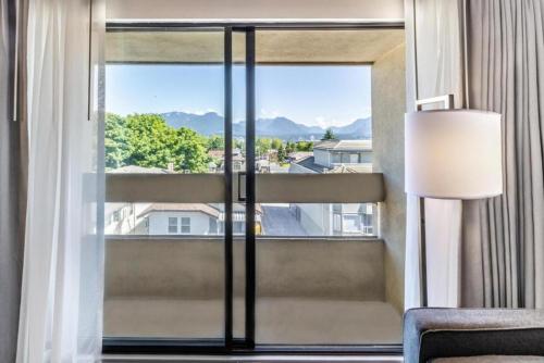 Corner King w/Sofa Bed & Wetbar room in Atrium Hotel Vancouver