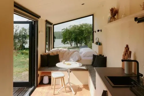Raus Tiny House am See mit Sauna und Whirlpool in Lenzen, Deutschland