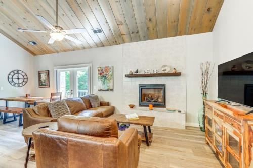 Hike, Fish and Kayak Murphy Gem with Deck and Fire Pit, Murphy