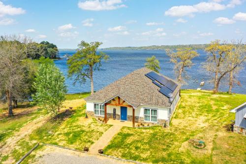 . Lake Palestine Vacation Rental - Steps to Water!