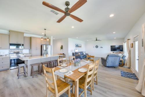 Lake Palestine Vacation Rental - Steps to Water! in Coffee City (TX)