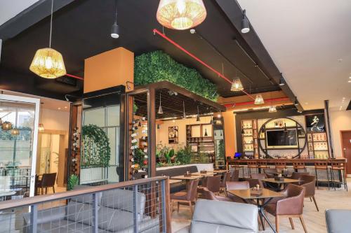 ห้องอาหาร, Capital M by BednBeyond, Westlands Nairobi, Kenya, Everest Line in ไนโรบี