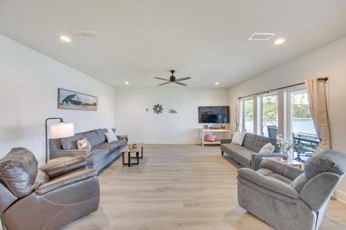 Lake Palestine Vacation Rental - Steps to Water! in Coffee City (TX)