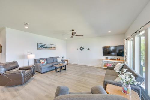 Lake Palestine Vacation Rental - Steps to Water! in Coffee City (TX)