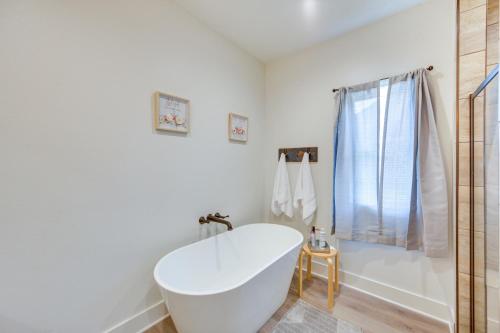Lake Palestine Vacation Rental - Steps to Water! in Coffee City (TX)