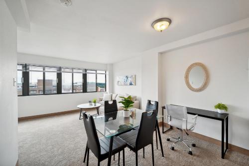 Pp 1306 Modern Corporate 1br, Pool, Gym in Harrisburg, USA