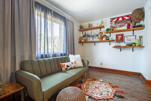 Eccentric Escape-hop skip jump to Plaza District in Oklahoma City, USA