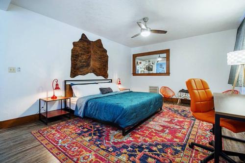 Eccentric Escape-hop skip jump to Plaza District in Oklahoma City, USA