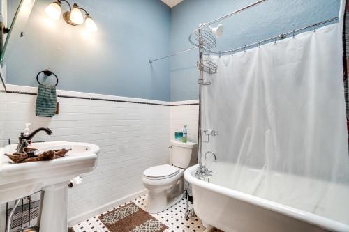 Vintage Chic Laramie Apt with Deck and Walk to Shops! - image 6