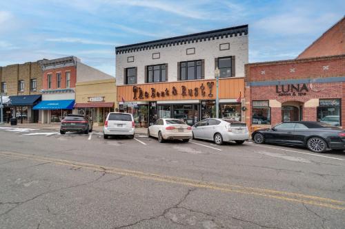 Vintage Chic Laramie Apt with Deck and Walk to Shops! - image 6