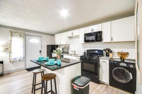 Greenwood Studio Cottage < 1 Mi to Downtown! in 布拉斯顿(MS)