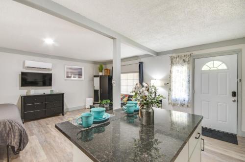 Greenwood Studio Cottage < 1 Mi to Downtown! in 布拉斯顿(MS)