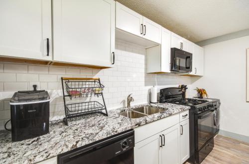 Greenwood Studio Cottage < 1 Mi to Downtown! in 布拉斯顿(MS)