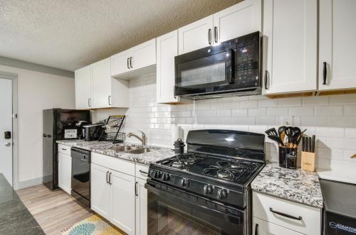 Greenwood Studio Cottage < 1 Mi to Downtown! in 布拉斯顿(MS)
