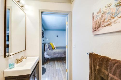 Greenwood Studio Cottage Less Than 1 Mi to Downtown! Greenwood Studio Cottage Less Than 1 Mi to Downtown!