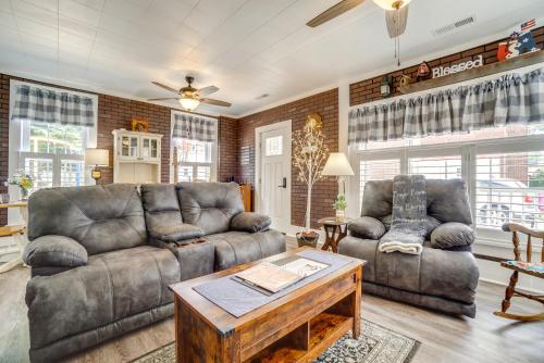 Quaint Mt Vernon Cottage Near Historic Dtwn! in Mount Vernon, USA