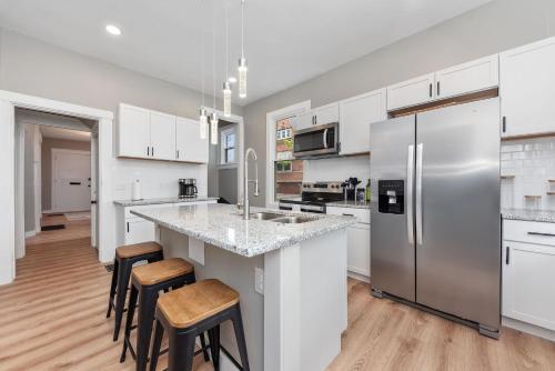 Historic Charm Meets Modern Comfort 3BR Home in Mt Auburn in Cincinnati, USA
