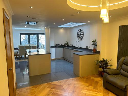 Entire Seaside Home 6 Private BedRooms Sleeps 10,4 Minute Walk To Station gîte à louer New Brighton Railway Station