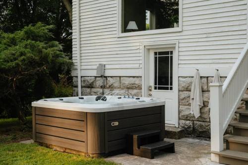 The Pearson House with Waterfront, Boat, Hot Tub, Movie Theater & Firepit in Auburn, USA