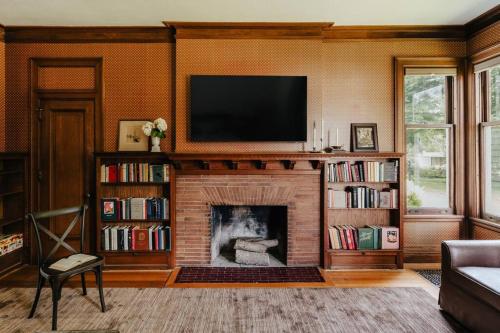 The Pearson House with Waterfront, Boat, Hot Tub, Movie Theater & Firepit in Auburn, USA