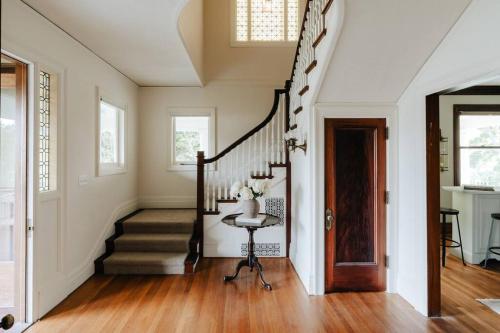 The Pearson House with Waterfront, Boat, Hot Tub, Movie Theater & Firepit in Auburn, USA