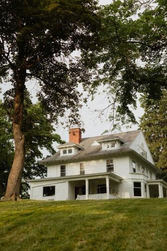 The Pearson House with Waterfront, Boat, Hot Tub, Movie Theater & Firepit in Auburn, USA