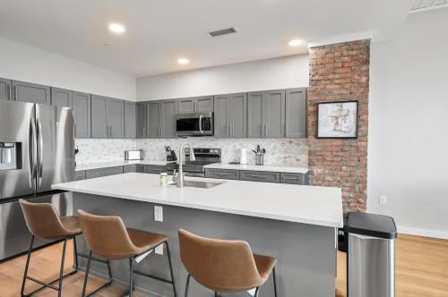 Central Downtown Asheville Luxe Condo in Asheville, USA
