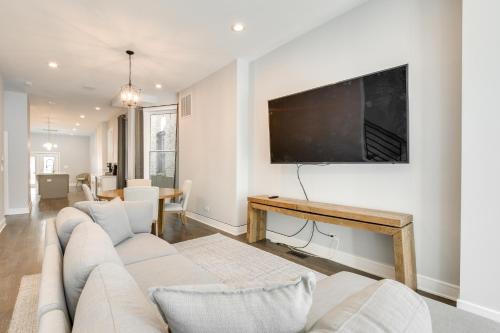 4 Mi to Dtwn Chicago Modern Home with Outdoor Space in Chicago, USA