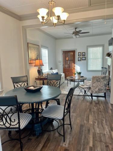 Creole Cottage - 2 Bed, 1 Bath, Pet Friendly with Fee, Walk to Downtown, Grill, Washer & Dryer in 市中心
