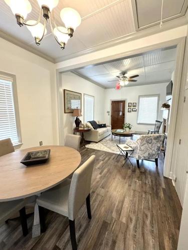 Creole Cottage - 2 Bed, 1 Bath, Pet Friendly with Fee, Walk to Downtown, Grill, Washer & Dryer in 市中心