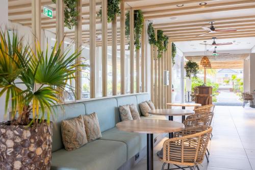 Restaurant, Dolphin Suites & Wellness Curacao in Marie Pampoen