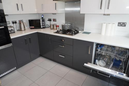 Luxury Rooms - Pick a Room - Free Parking & Kitchen Access, Near Etihad Stadium, The Coop Live & Piccadilly Station, Manchester, Manchester (foto 8)