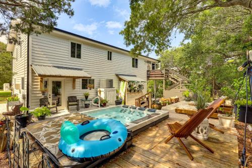 Coastal Oasis with Hot Tub Walk to Beach! in Holly Ridge, USA