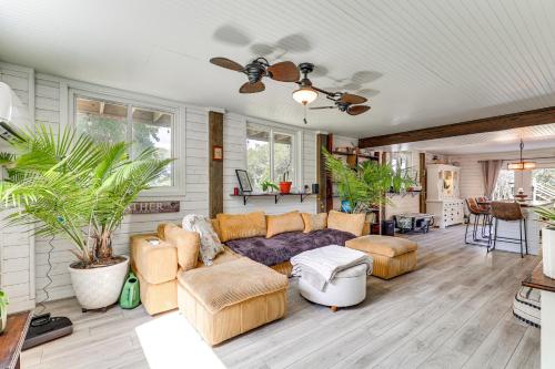 Coastal Oasis with Hot Tub Walk to Beach! in Holly Ridge, USA