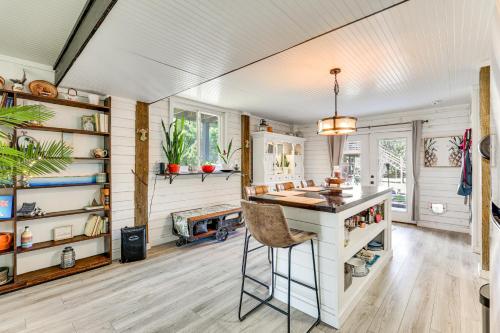 Coastal Oasis with Hot Tub Walk to Beach! in Holly Ridge, USA