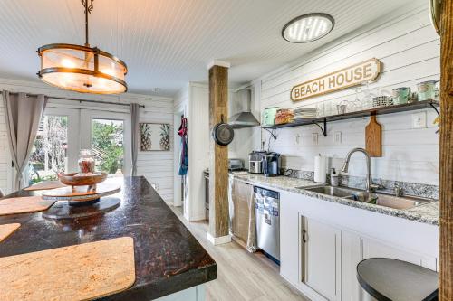 Coastal Oasis with Hot Tub Walk to Beach! in Holly Ridge, USA