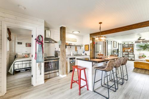 Coastal Oasis with Hot Tub Walk to Beach! in Holly Ridge, USA