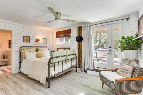 Coastal Oasis with Hot Tub Walk to Beach! in Holly Ridge, USA