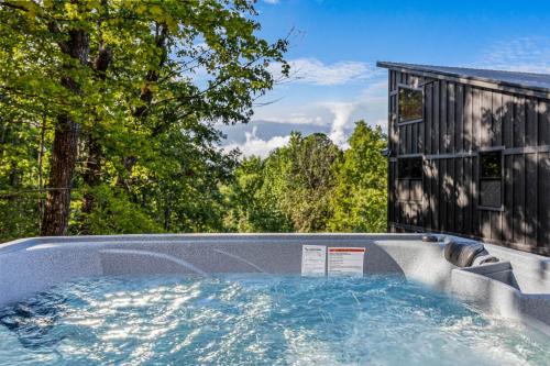 Little Bear Lodge, 3BR2BA private cabin in Cosby, TN Gorgeous outdoor space, fire pit, hot tub in Cosby, USA
